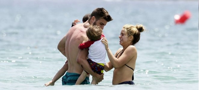 Shakira curte praia em Ibiza com Piqué, Milan e Sasha