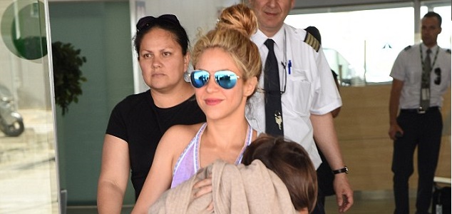 Shakira retorna a Barcelona após descanso com a família em Ibiza