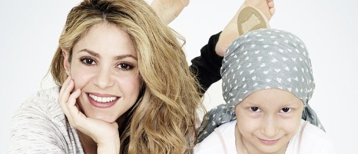 Shakira visita criança da Fundação Pequeño Deseo