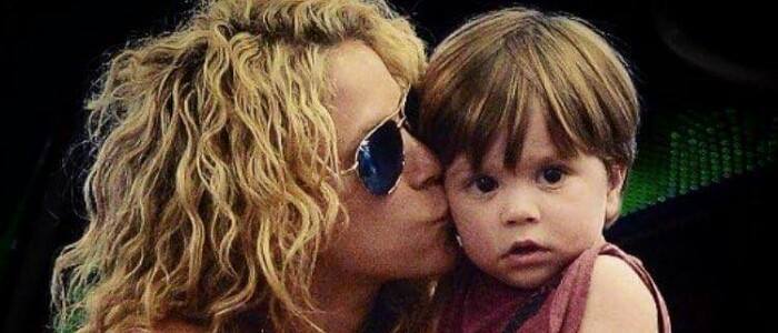 Shakira é vista deixando Miami com os filhos