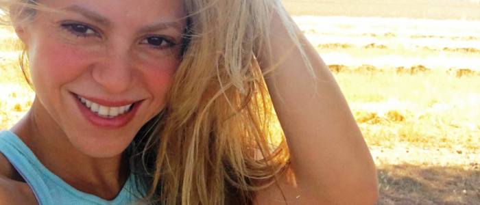 Shakira mostra o que há por trás de uma selfie perfeita