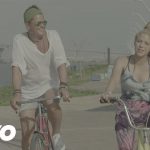 Assista ao clipe de “La Bicicleta”