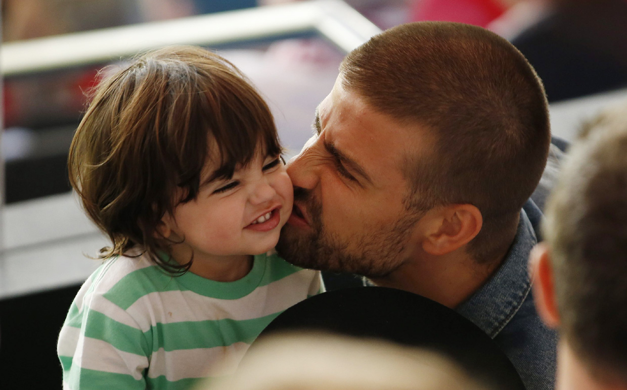 Tal pai tal filho: Gerard Piqué e Milan combinam até nas meias