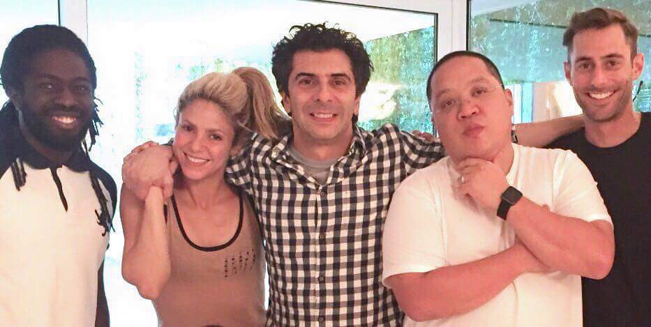 Shakira se reúne com produtores de peso em seu estúdio