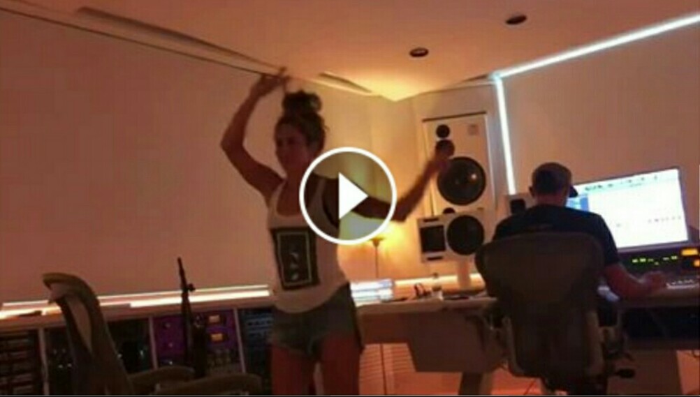 Shakira compartilha vídeo dançando no estúdio