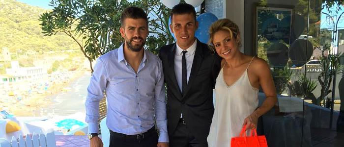 Shakira, Piqué, Milan e Sasha vão ao batismo do filho de jogador do Barça