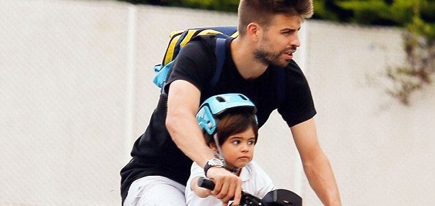 Gerard Piqué e Milan passeiam de bicicleta