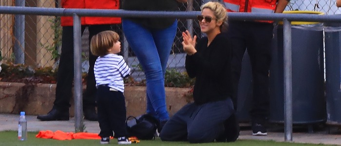 Horas antes de lançar sua nova música, Shakira leva Sasha e Milan ao futebol