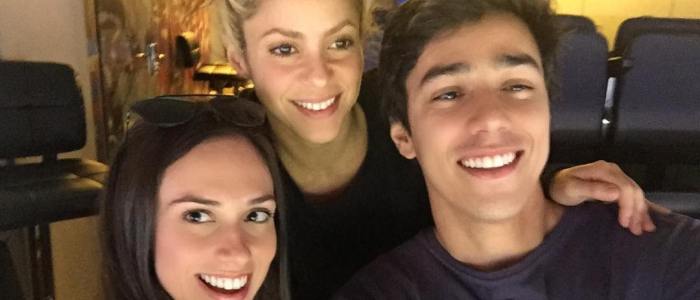 Shakira tira foto com fãs no estádio Camp Nou