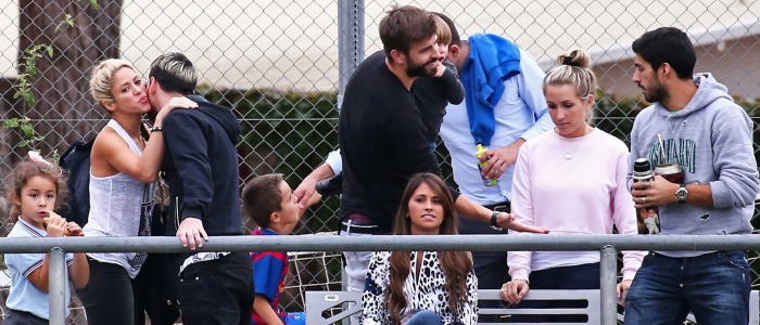 Família Piqué Mebarak encontra Messi e Suárez na escolinha do FC Barcelona