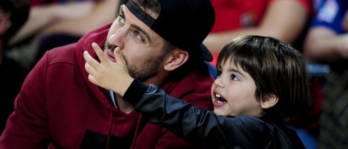 Gerard Piqué e Milan curtem o domingo assistindo partida de Basquete