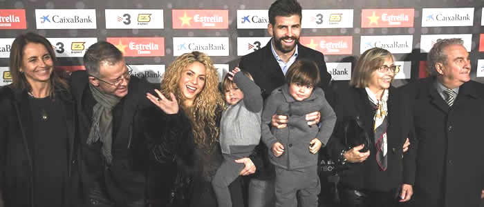 Shakira e sua família roubam a cena em premiação de futebol catalão