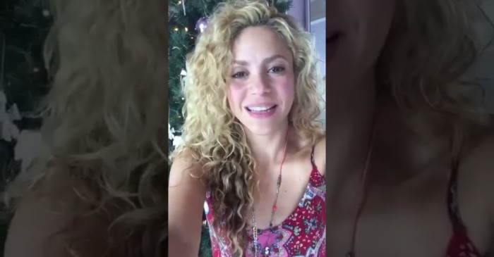 Shakira deseja feliz Natal ao fãs em vídeo de cara limpa