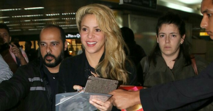 Shakira chega ao Brasil de madrugada e atende fãs no aeroporto