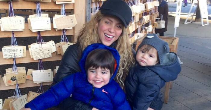 Shakira se diverte na neve com toda a família