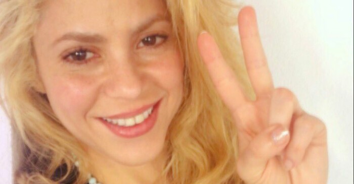 Shakira posta foto sem maquiagem e agradece o sucesso de “Chantaje”