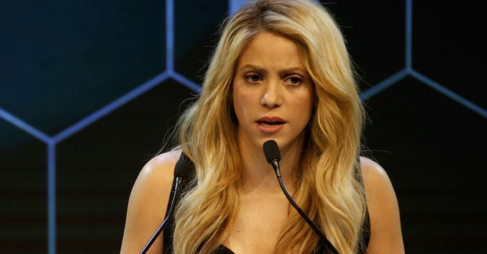 Shakira se emociona ao receber prêmio no Fórum Econômico Mundial