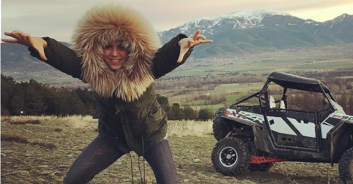 Shakira e Gerard Piqué curtem o dia brincando na neve