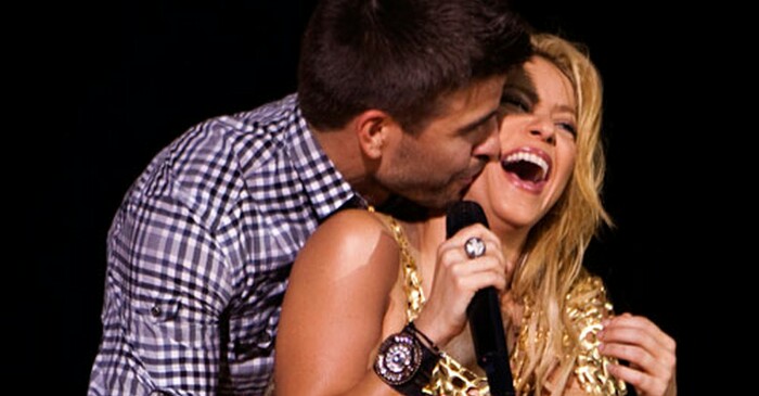 Shakira é só elogios a Piqué durante coletiva de imprensa