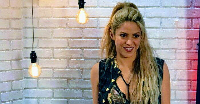 Shakira se diverte em cabine de fotos em Miami