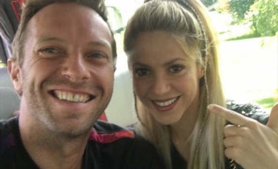 Shakira desembarca na Alemanha com Chris Martin