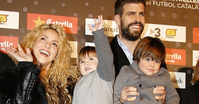 Shakira e Piqué levam os filhos para curtir festa popular na Espanha