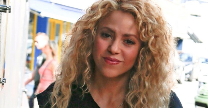 Shakira é flagrada deixando prédio em Barcelona