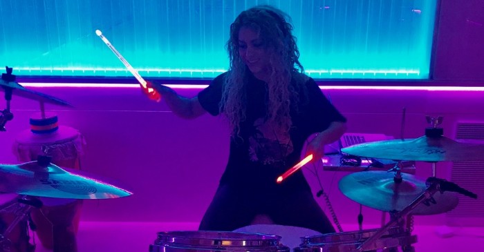 Shakira está toda animada com suas novas baquetas luminosas