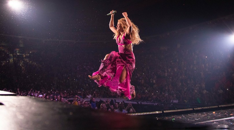 Shakira visita centro espacial da NASA em Houston