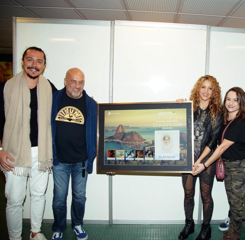 Shakira recebe placa da Sony Music Brasil pelas altas vendas de El Dorado