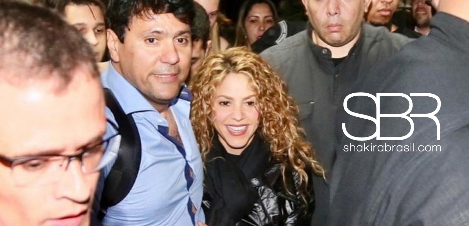 Shakira chega a São Paulo com direito a multidão de fãs no aeroporto