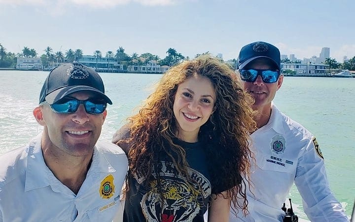 Shakira visita o Corpo de Bombeiros e o Departamento de Polícia em Miami