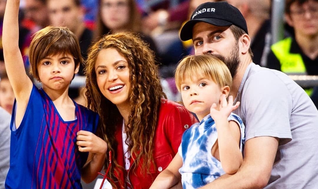 Momento família: Shakira assiste jogo de basquete com o marido e os filhos