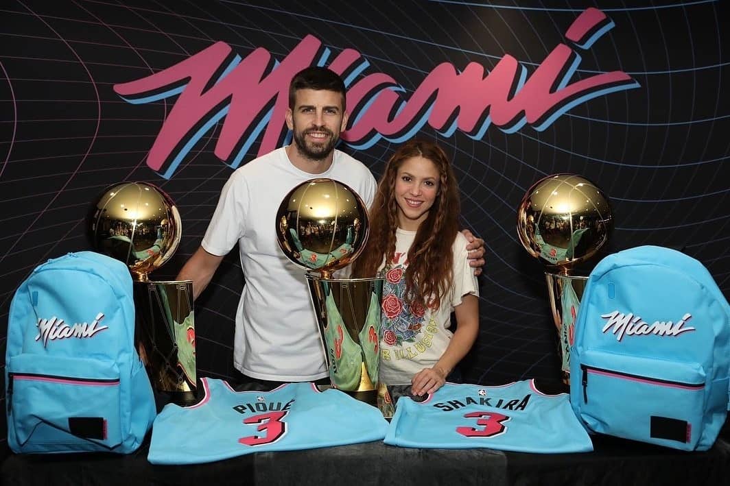 Shakira e Piqué visitam arena do Miami Heat e assistem partida de basquetebol