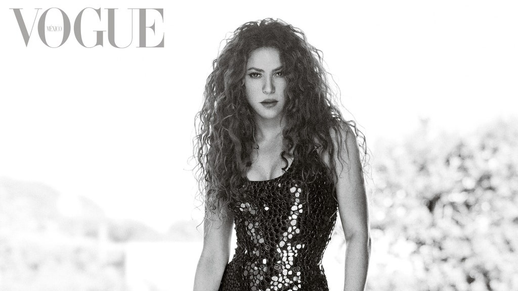 Shakira relembra looks marcantes em vídeo para a revista Vogue México