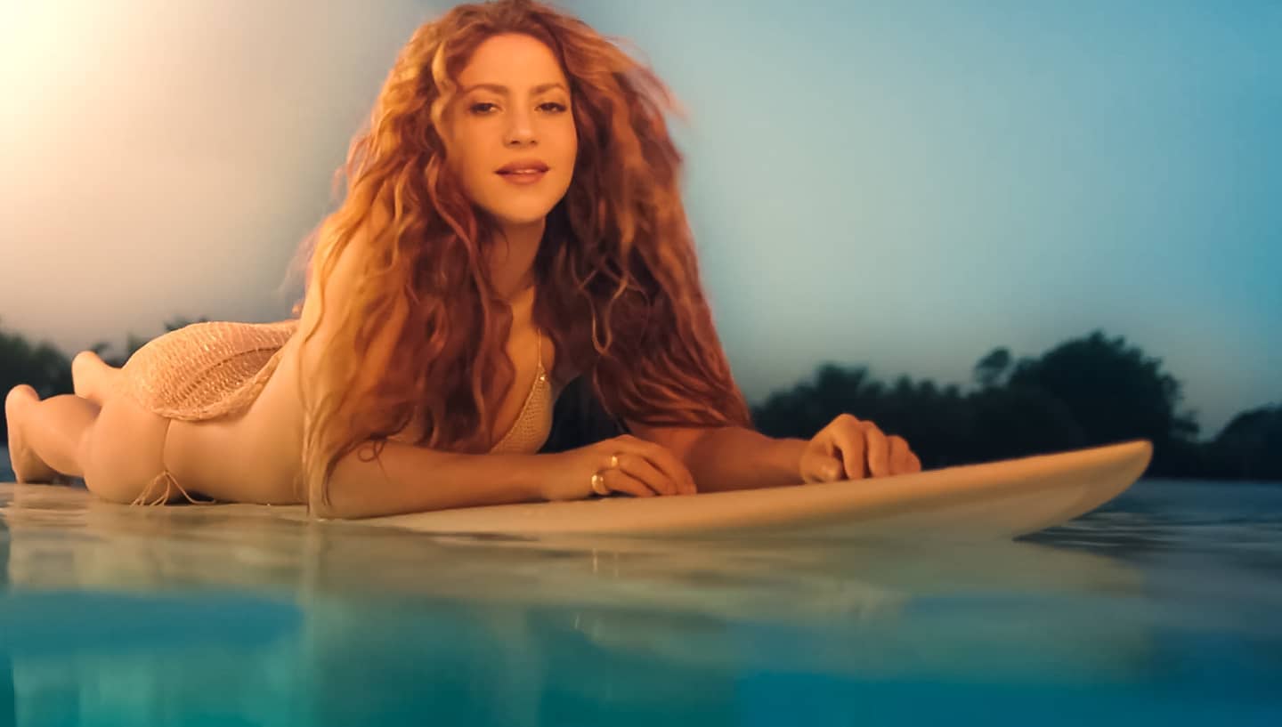 Shakira surfa sua onda mais difícil em “Don’t Wait Up”