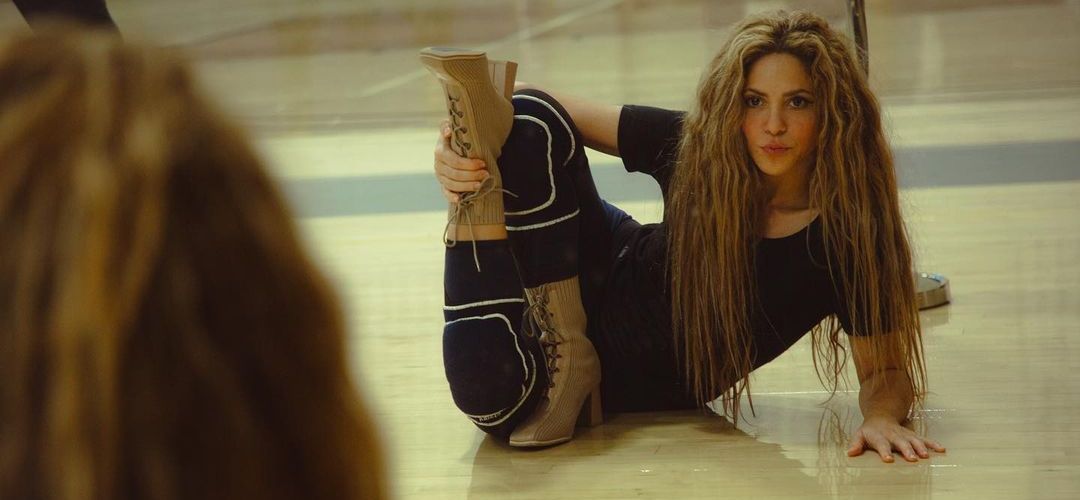 Shakira esbanja flexibilidade em ensaios para o VMA