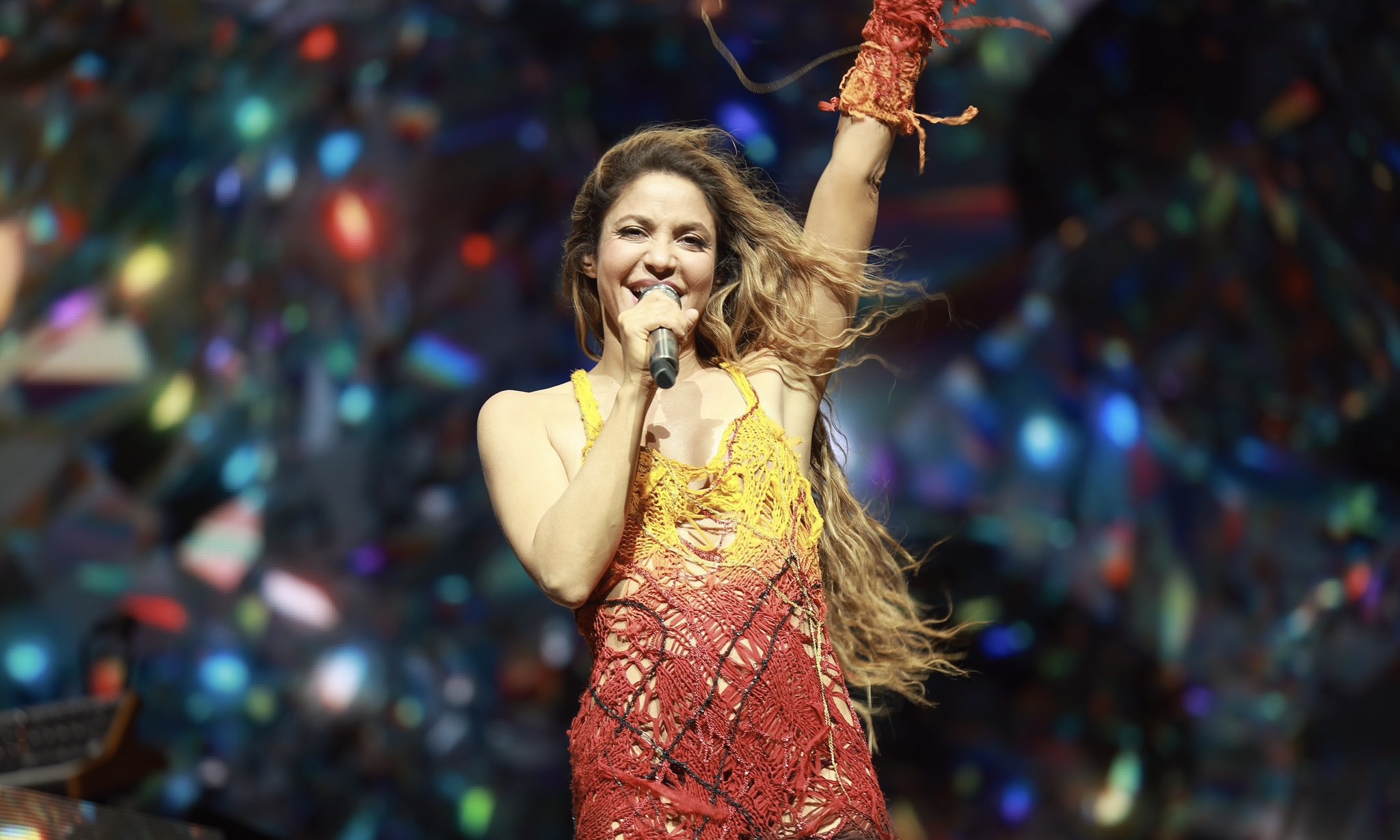 Shakira faz apresentação eletrizante e anuncia turnê durante o Coachella