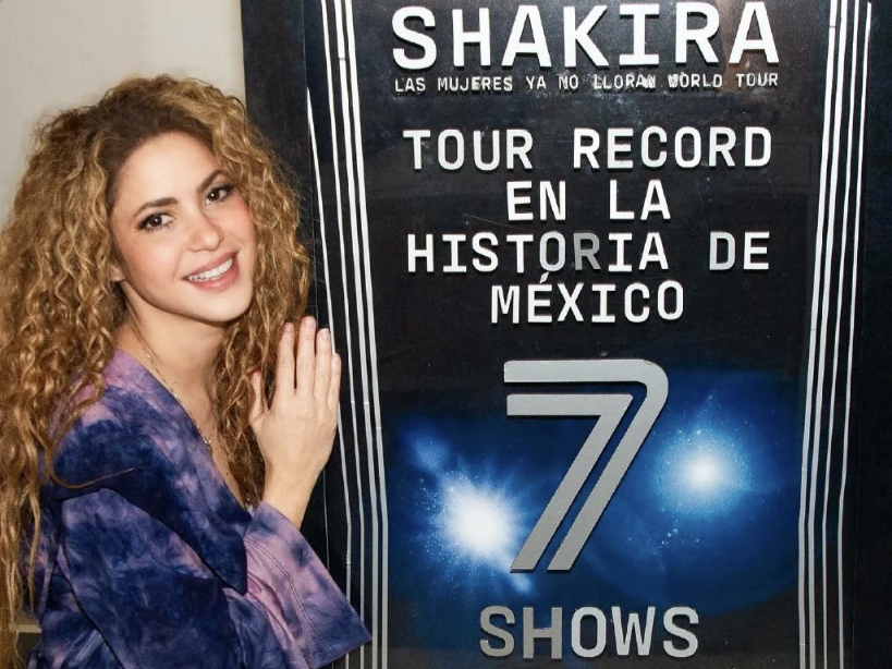 Shakira recebe placa por quebrar recorde de número de shows no México